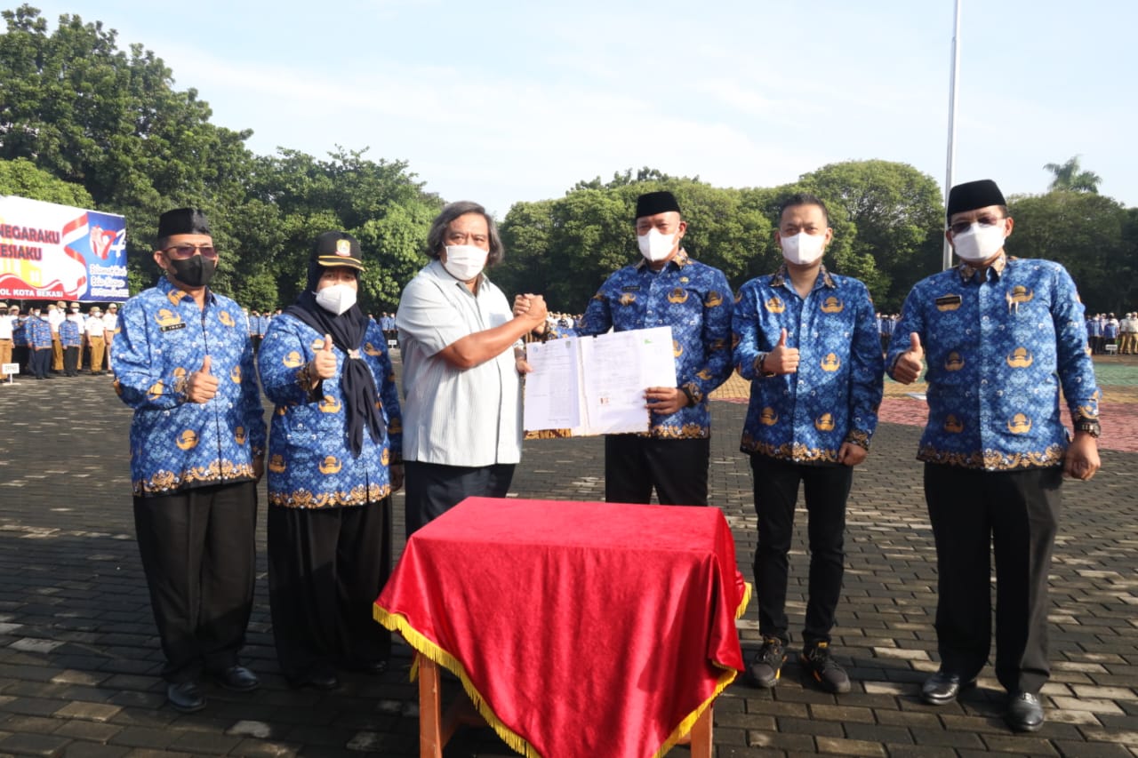 Plt. Wali Kota Bekasi Tri adhianto Tandatangani Beberapa MoU dan Serahkan Penghargaaan Pada Apel Pagi Ini