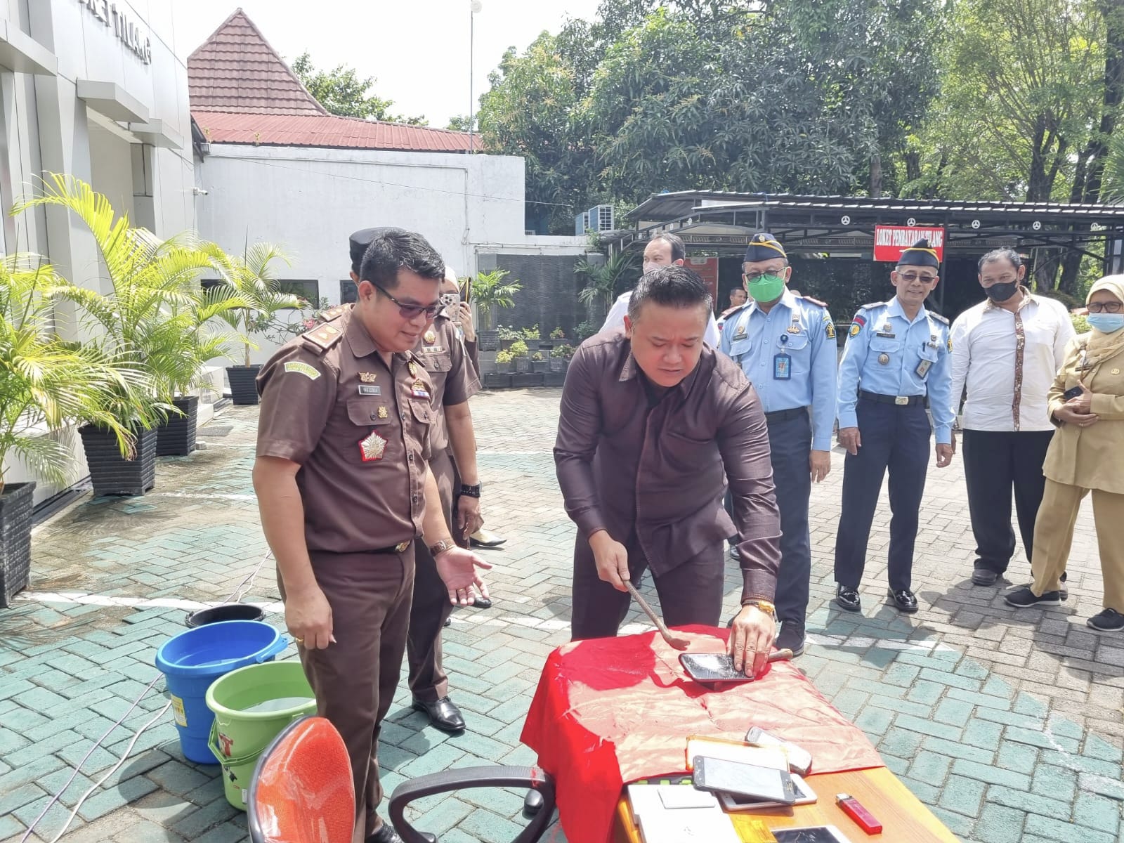 Kejaksaan Negeri Kota Pekalongan Musnahkan Barang Bukti Perkara Tindak Pidana Umum Yang Telah Memiliki Putusan Berkekuatan Hukum Tetap (Inkracht).