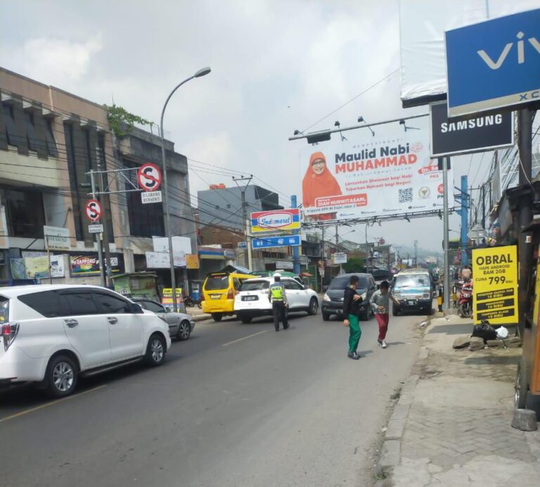 Polres Cimahi Melalui Anggota Polsek Padalarang, Pantau Lalulintas Pagi Di Beberapa Wilayah Hukumnya Pada Hari Libur