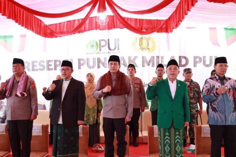 Kabaintelkam Polri Serahkan 1.000 Al-Quran dari Kapolri di Milad PUI ke-105 Tahun