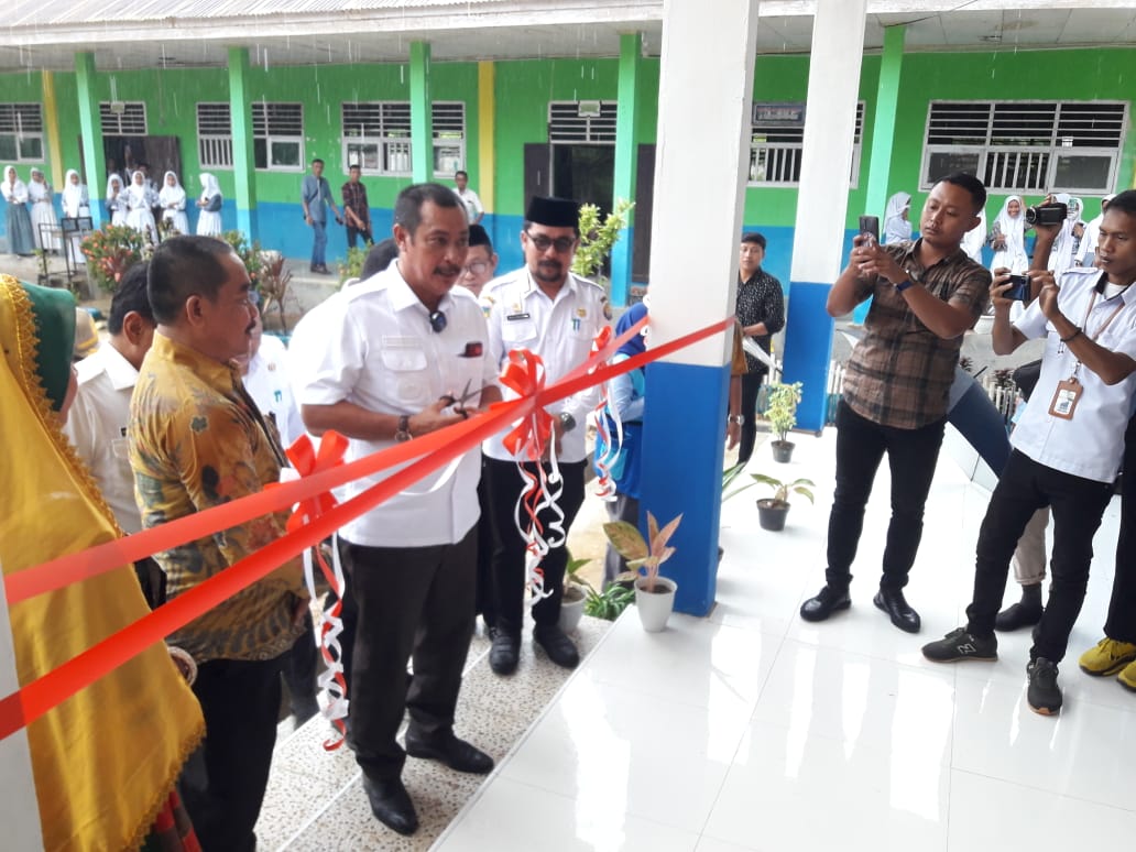 PERESMIAN PENGGUNAAN BANTUAN SARANA PENDIDIKAN DI SMA NEGRI (1) DONDO.