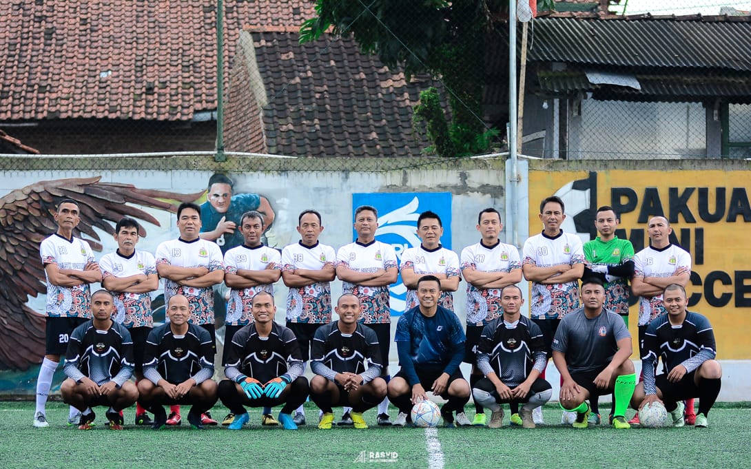 Perkuat Sinergitas Melalui Olahraga, Polsek Cicalengka Polresta Bandung Bersama Yonif Para Raider 330 Tri Dharma Gelar Sepak Bola