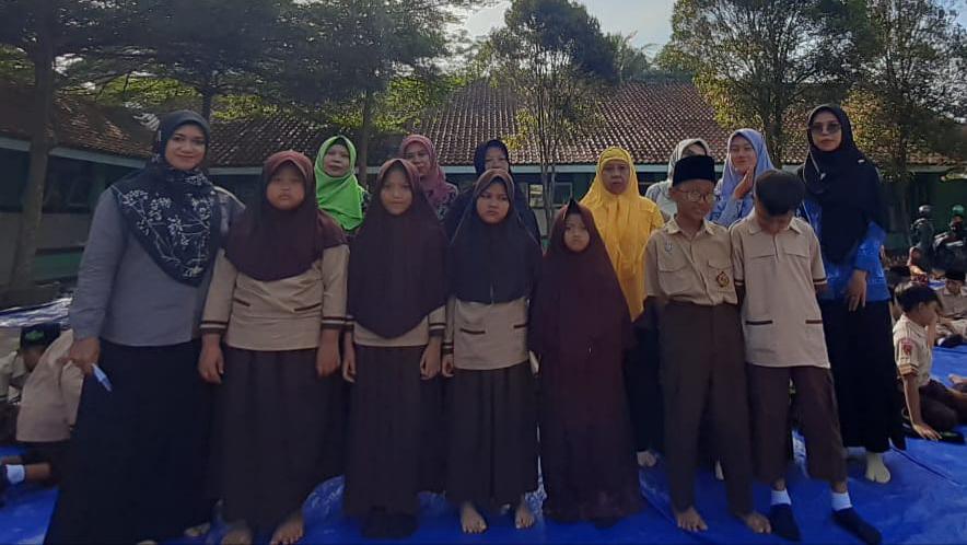 Pembiasaan Murid MI Ma’arif NU 01 Pangebatan di Hari Jum’at Sholat Dhuha, Tahlil Do’a dan Santunan Anak Yatim