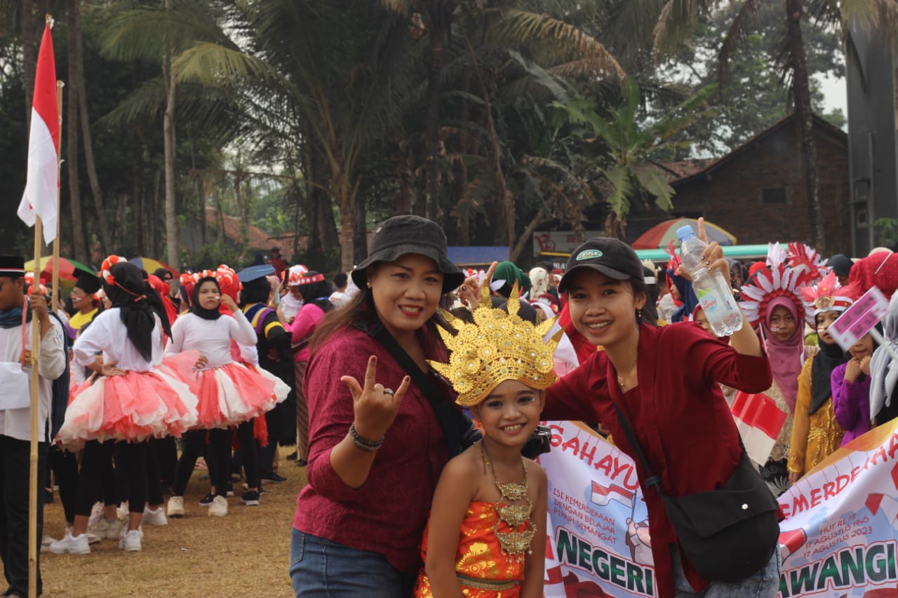 Ribuan Warga Gegap Gempita Ramaikan Suasana Karnaval Masyarakat Desa Somawangi