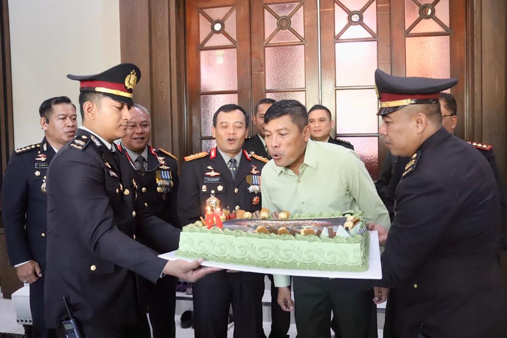 Surprise untuk HUT TNI ke 78, Kapolda Jateng kunjungi rumah dinas Pangdam IV/Diponegoro