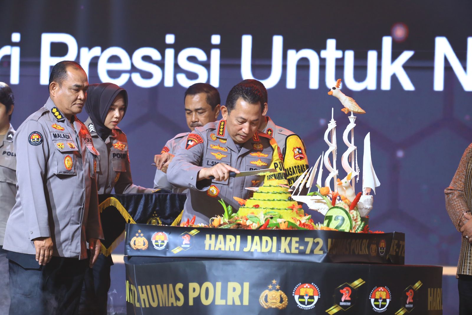 Dua Hadiah Untuk Divisi Humas Polri Dari Kapolri