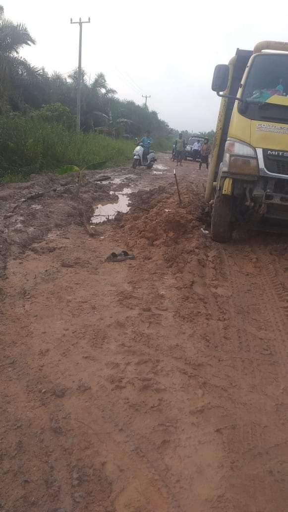 Jalan Rusak Parah Di Desa Kasang Sekilang Teluk Sono. Pemerintah Dimana?