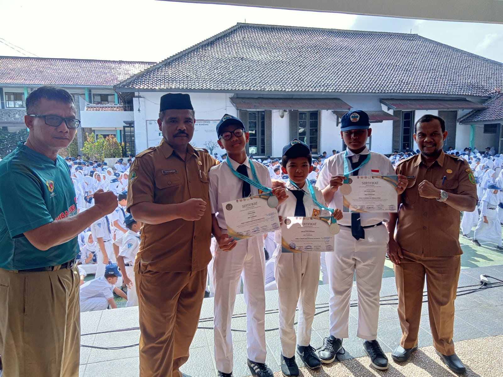 Tiga Siswa SMPN 1 Cicalengka Ukir Prestasi Cabang Pencak Silat di Garut