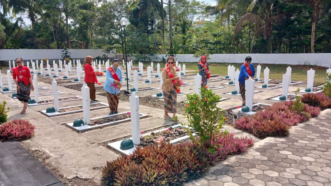 Memperingati Hari Pahlawan , Bunda Milenial Tabur Bunga bersama instansi Pemerintah Daerah Di Taman Makam Pahlawan Sureng Yuda