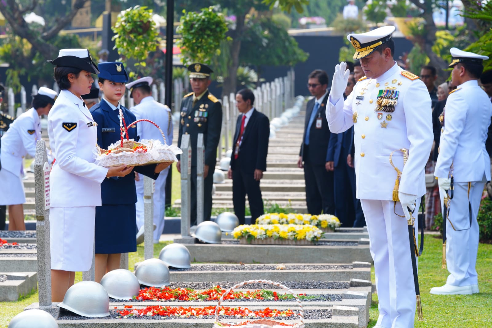 Panglima TNI  Hadiri Upacara Peringatan Hari Pahlawan dan Tabur Bunga di TMP Kalibata